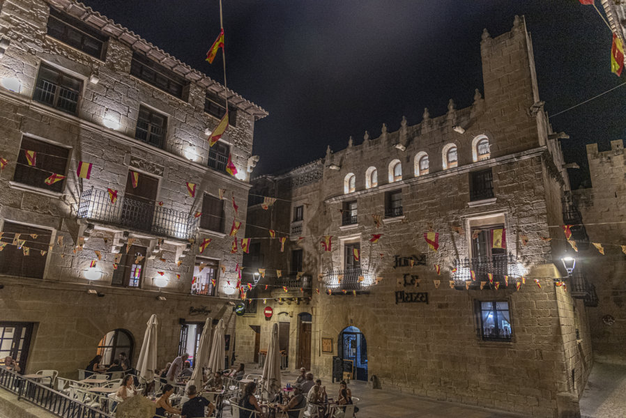 Teruel - Valderrobres 19 - plaza de España.jpg